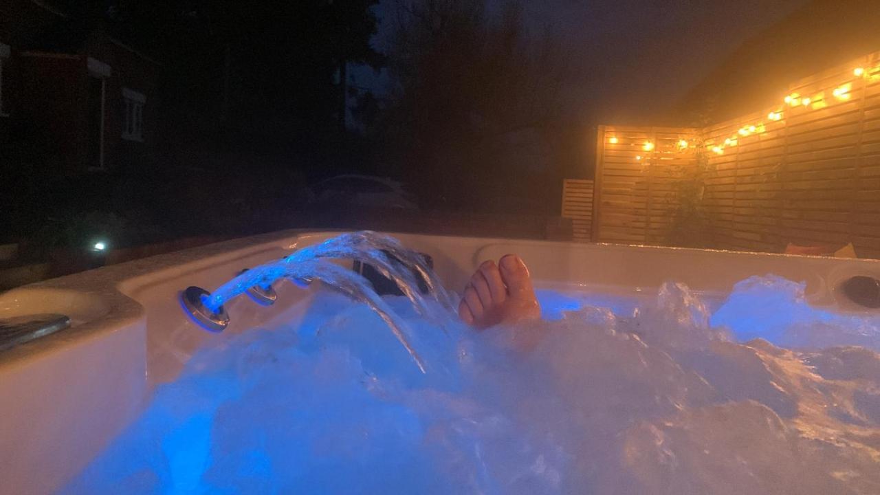 Вилла Fantastic Location, Annexe With Hot Tub Warmingham Экстерьер фото